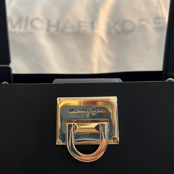 MICHAEL KORS
MANHATTAN
3551 GNCT3T
LG TOTE
LEATHER
BLACK
S978-0001
1 - Picture 4 of 9